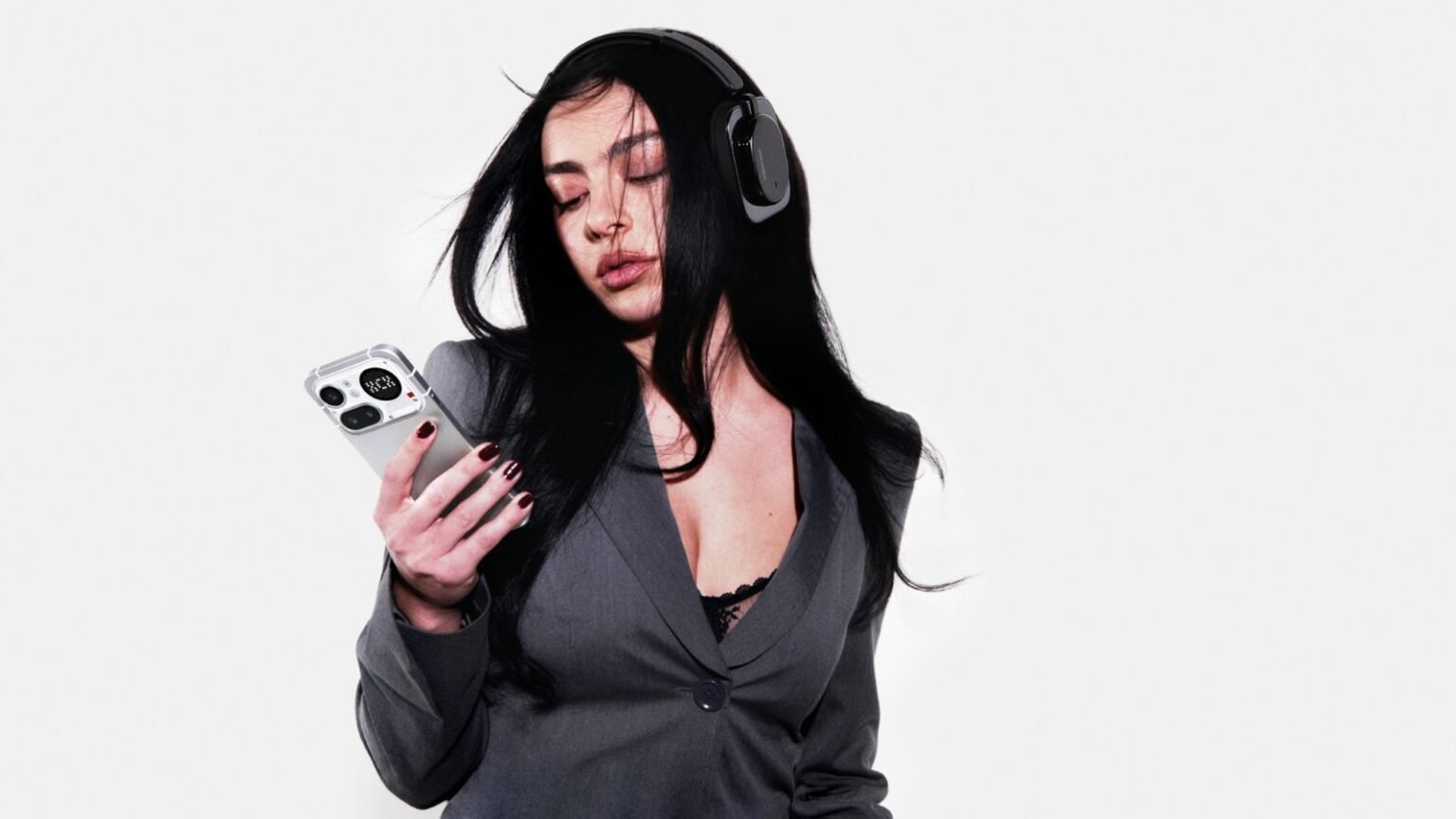 Charli xcx wird erste globale Markenbotschafterin und Anteilseignerin von Nothing